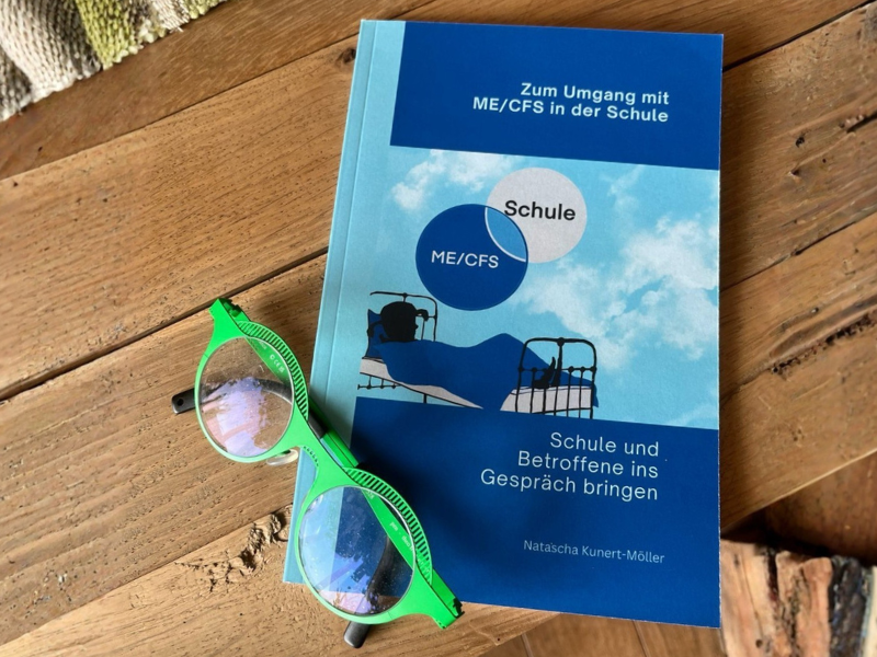 Buchcover „Zum Umgang mit ME/CFS in der Schule" – Kommunikationshilfe für Eltern